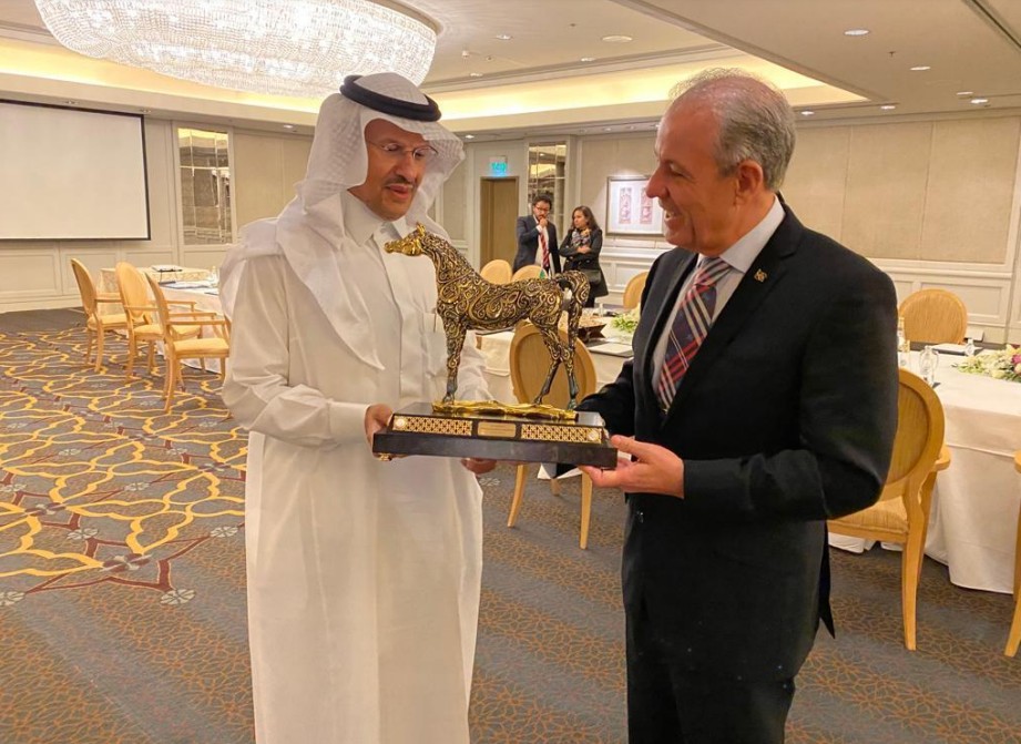 Ministro Bento Albuquerque recebe miniatura de cavalo do saudita Abdulaziz bin Salman Al Saud, em outubro de 2021 — Foto: Reprodução/MME