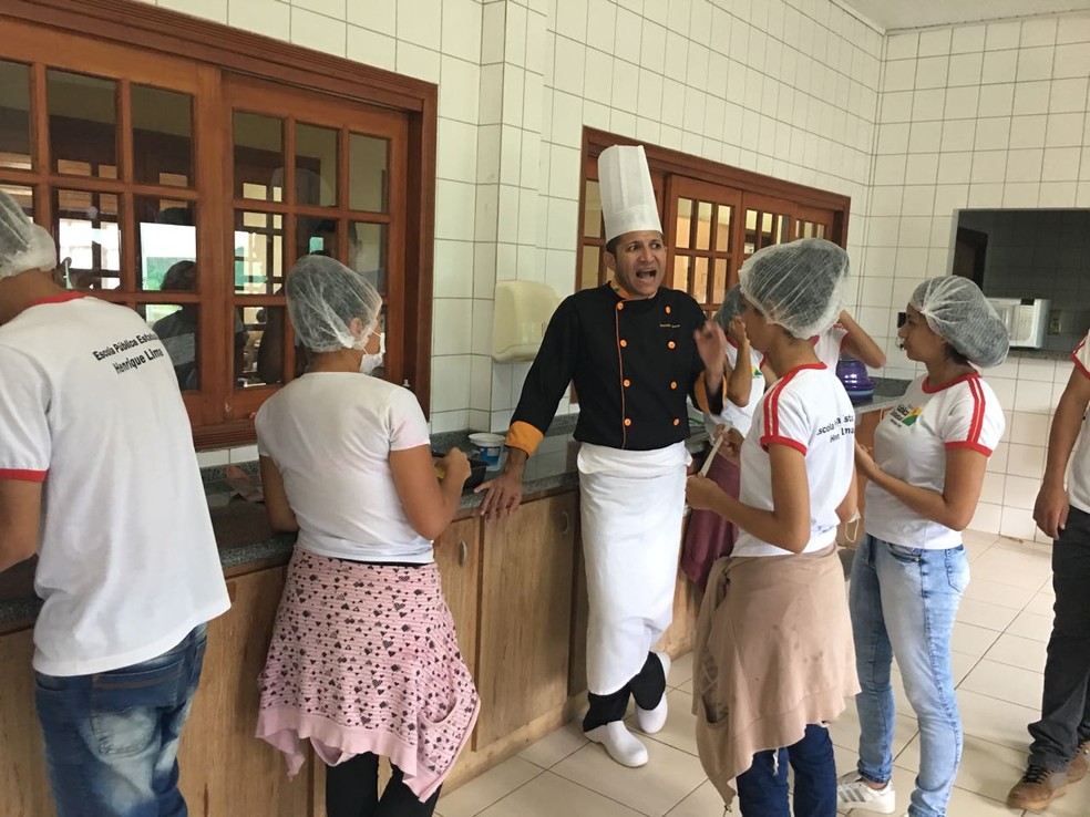 Rosevaldo Souza passou a ministrar cursos de gastronomia em escola da rede estadual (Foto: Rosevaldo Souza/Arquivo pessoal)