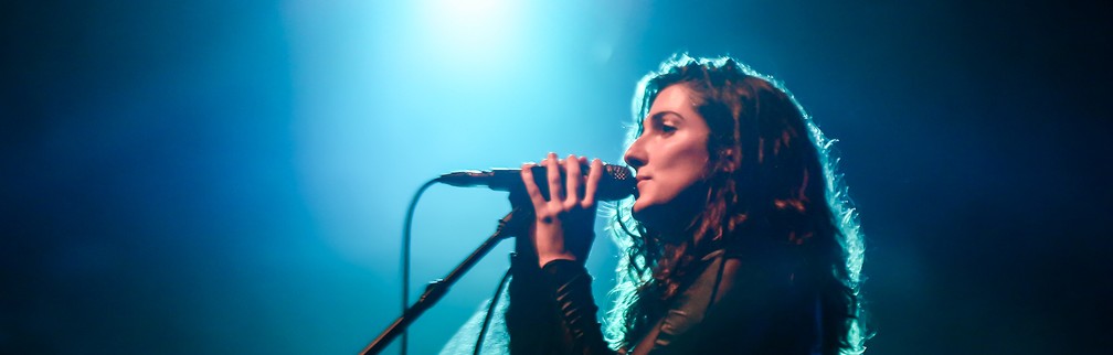 Clarice Falcão no show 'Em conserto' — Foto: Michelle Castilho / Divulgação Circo Voador