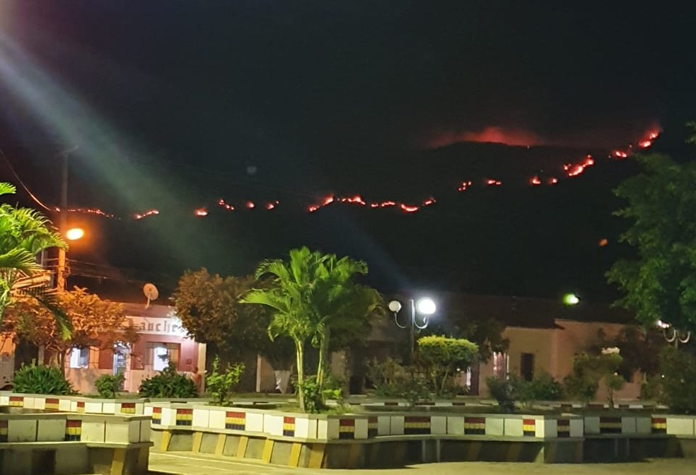 Incêndio de grandes proporções atinge área de vegetação na Chapada Diamantina — Foto: Corpo de Bombeiros Militar da Bahia 