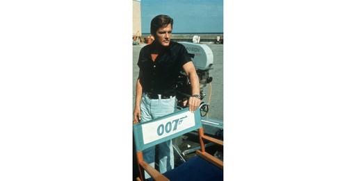 Roger Moore nas filmagens de "007 - Só se Viva e Deixe Morrer", seu primeiro filme como James Bond, em 1973
