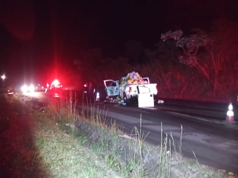 Colisão frontal envolveu carro e caminhonete em Mirante do Paranapanema (SP) — Foto: Polícia Rodoviária