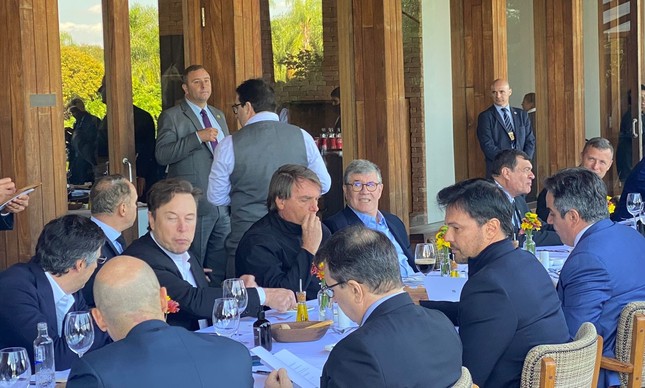 O empresário Elon Musk entre o banqueiro André Esteves e o presidente Jair Bolsonaro no Hotel Fasano Boa Vista