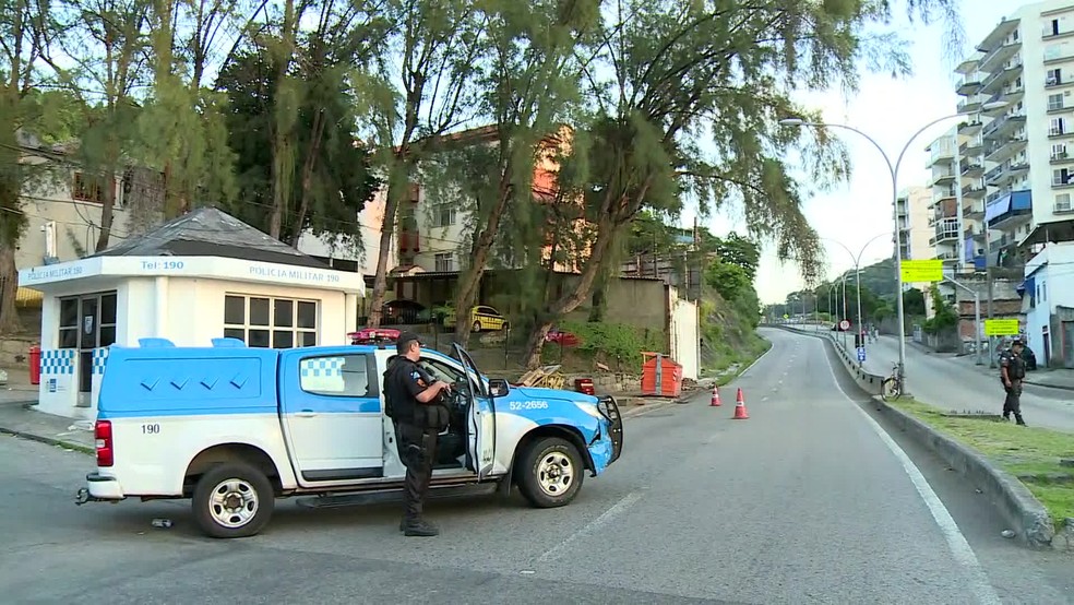 Autoestrada Grajaú-Jacarepaguá está interditada ao trânsito (Foto: Reprodução / TV Globo)