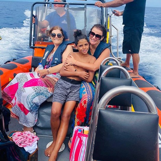 O filho mais velho de Cristiano Ronaldo, Cristiano Ronaldo Jr.,  em passeio de barco na companhia da tia e da avó (Foto: Instagram)