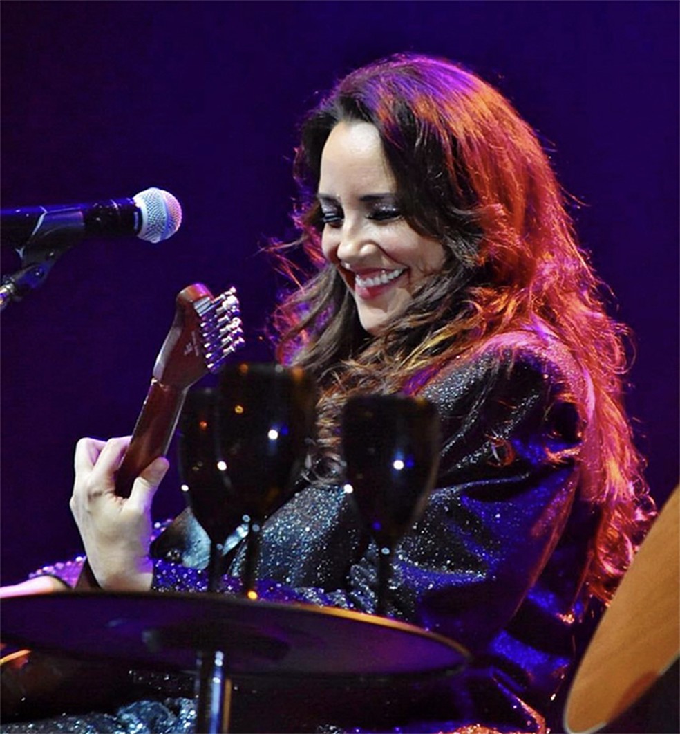 Ana Carolina E Seu Jorge Show Completo Ana Carolina Reacende Sucessos De Cazuza Djavan E Roberto Carlos No Show Fogueira Em Alto Mar Blog Do Mauro Ferreira G1