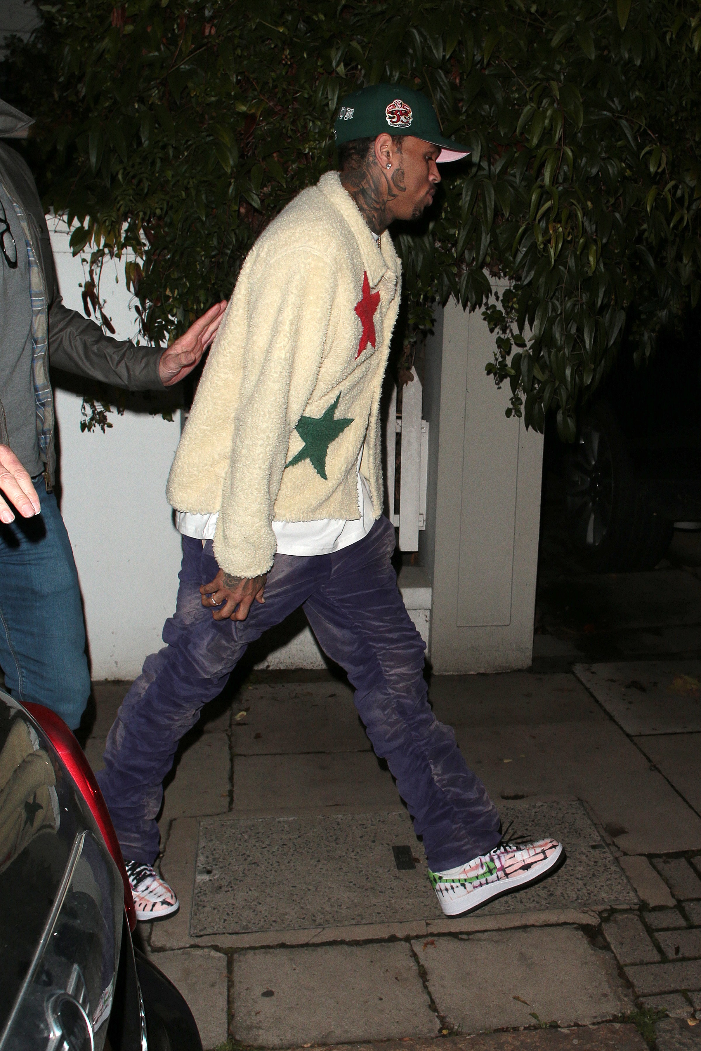 Chris Brown foi clicado em Notting Hill, no Reino Unido (Foto: Getty Images)