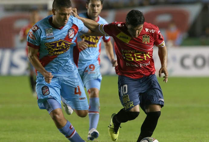 Hugo Nervo do Arsenal de Sarandi e Cristian Manuel Chavez do Unión Española (Foto: EFE)