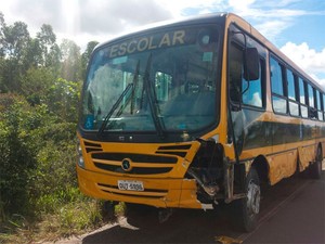 Ônibus atingido em acidente na BR-110, na Bahia (Foto: Polícia Rodoviária Federal (PRF)/Divulgação)