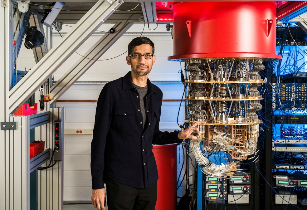 Presidente-executivo do Google, Sundar Pichai, ao lado do Sycamore, chip de computação quântica da empresa. Tecnologia deve ter grandes impactos na inteligência artificial nos próximos anos. — Foto: Reuters via Google