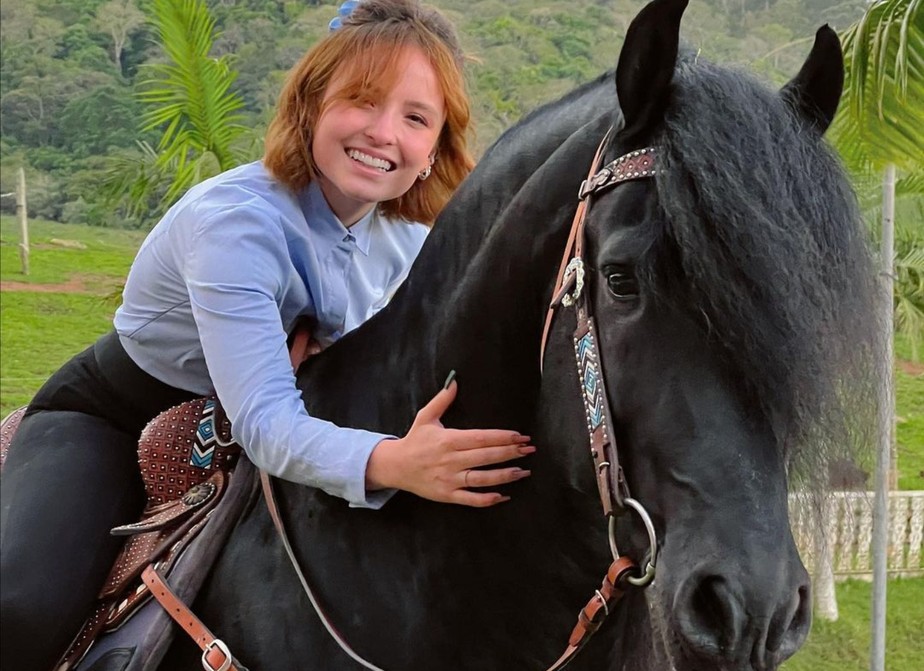 Larissa Manoela volta a aula de equitação