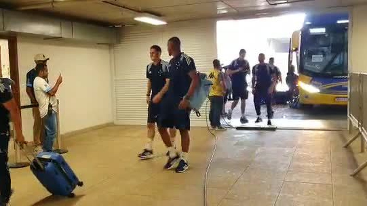 Confira a chegada do Cruzeiro ao estádio Kléber Andrade, em Cariacica, no Espírito Santo