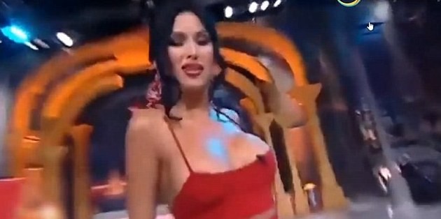 Garota do tempo romena mostra demais na televisão  (Foto: reprodução)