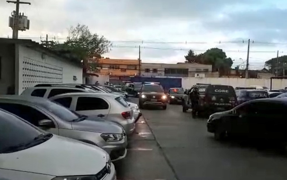 Estacionamento do Departamento de Repressão aos Crimes Patrimoniais (Depatri), no Recife, na manhã desta terça-feira (29) — Foto: Reprodução/Polícia Civil