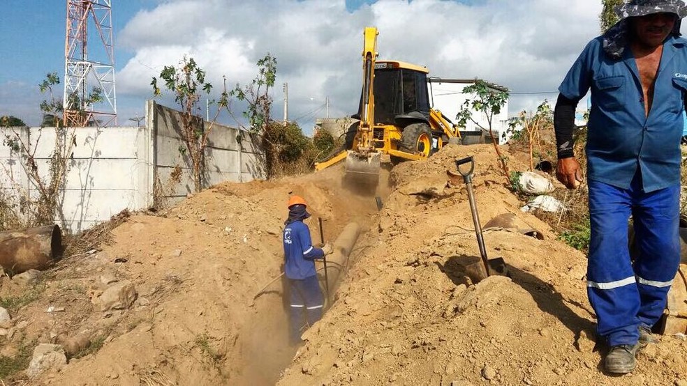 Obra de invers&atilde;o da Adutora de Jucazinho (Foto: Divulga&ccedil;&atilde;o/Compesa)