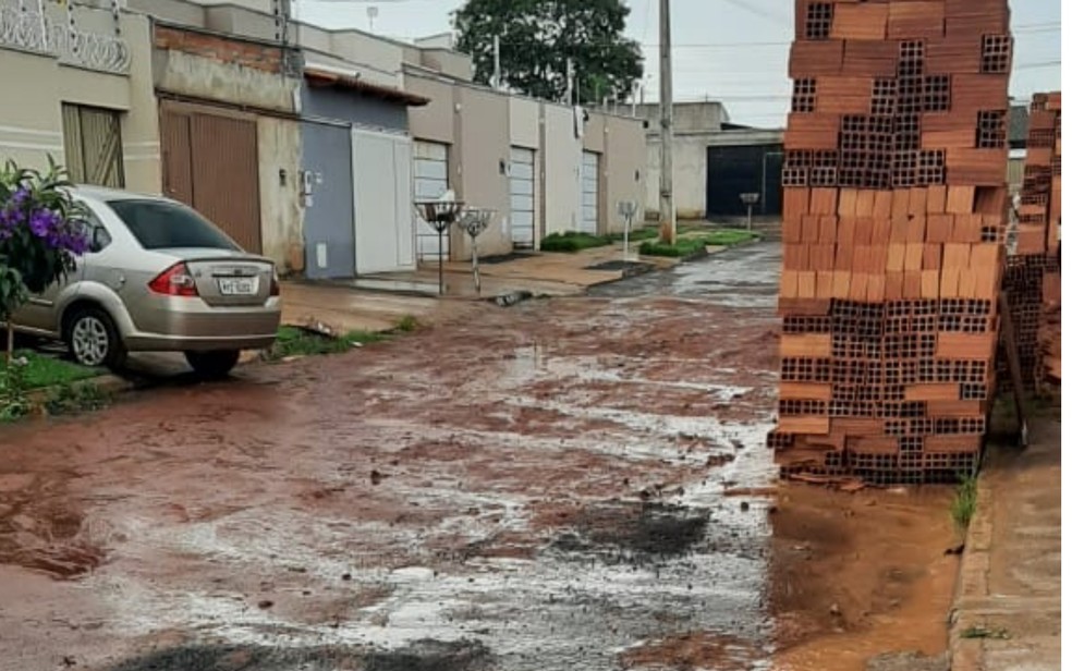 Após deixar os tijolos e remover a terra, lama toma conta de rua de Goiânia — Foto: Reprodução/TV Anhanguera