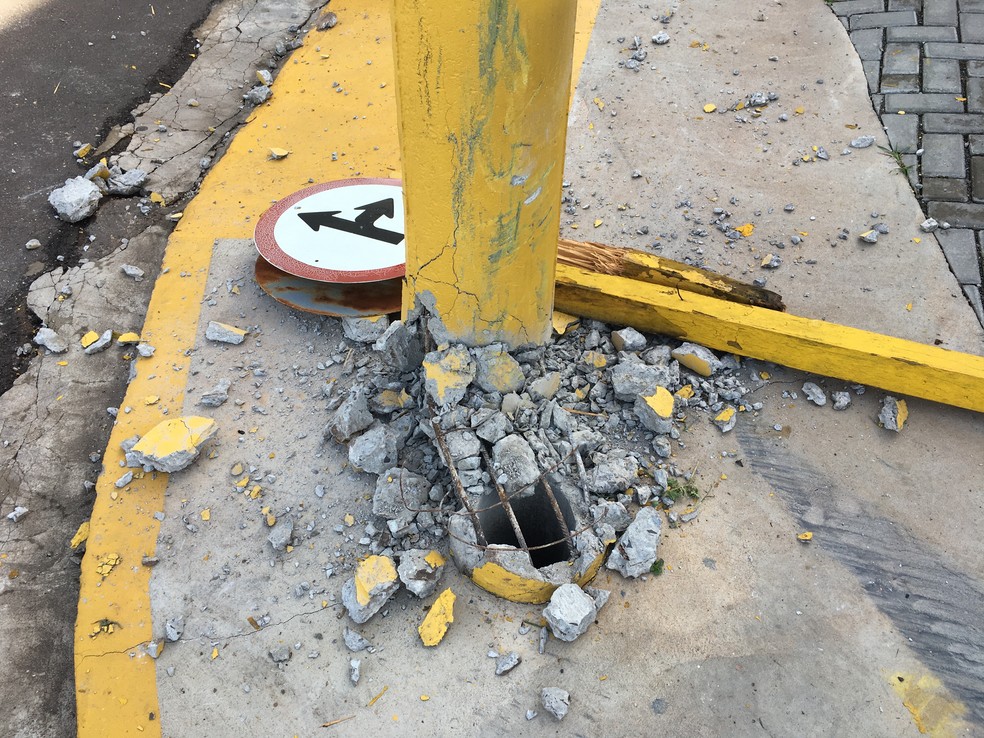 Carro bateu em uma placa de sinalização e poste, em Presidente Prudente (Foto: Wellington Roberto/G1)