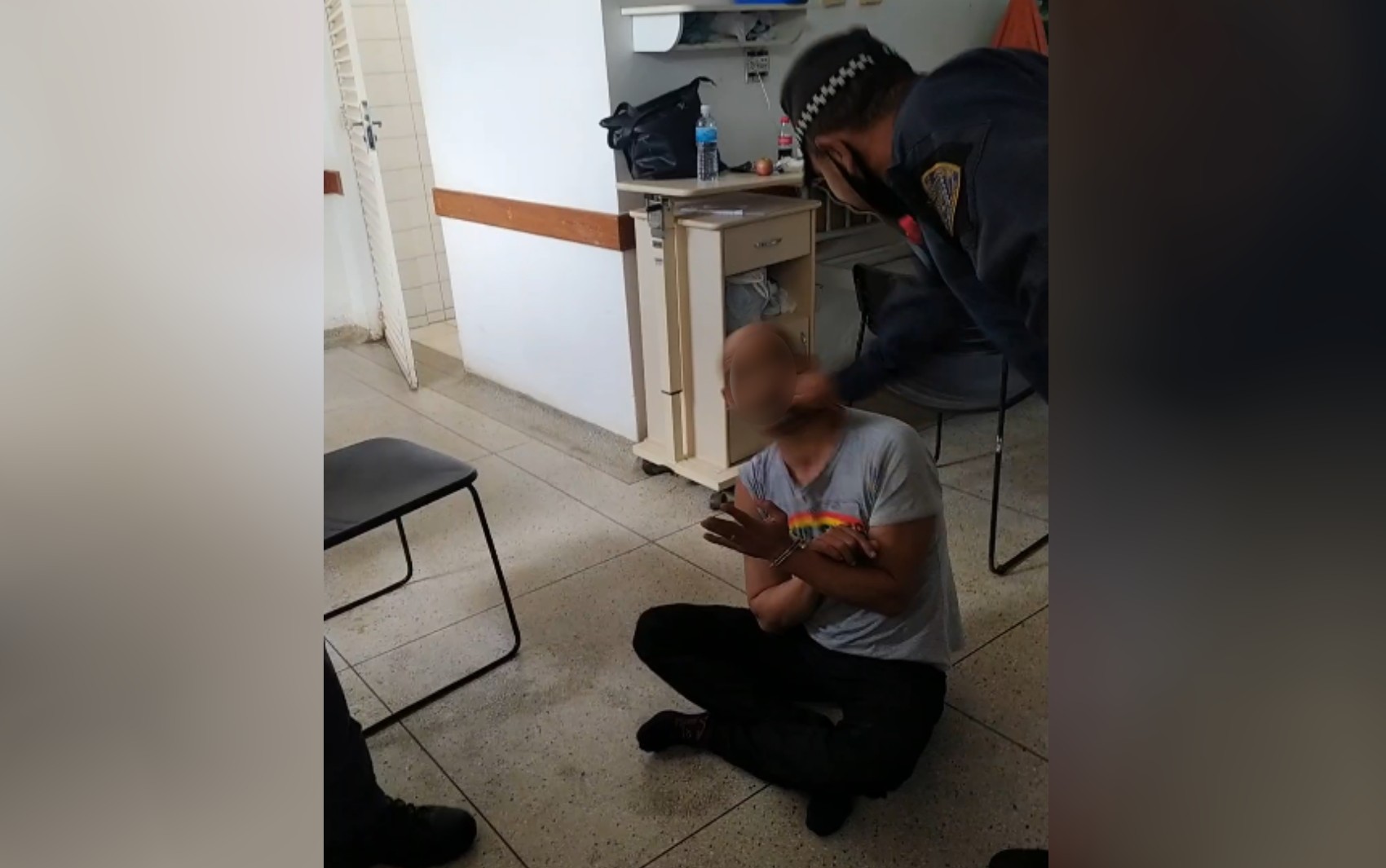Paciente suspeito de discutir com enfermeira leva soco de guarda municipal enquanto estava algemado no chão; vídeo