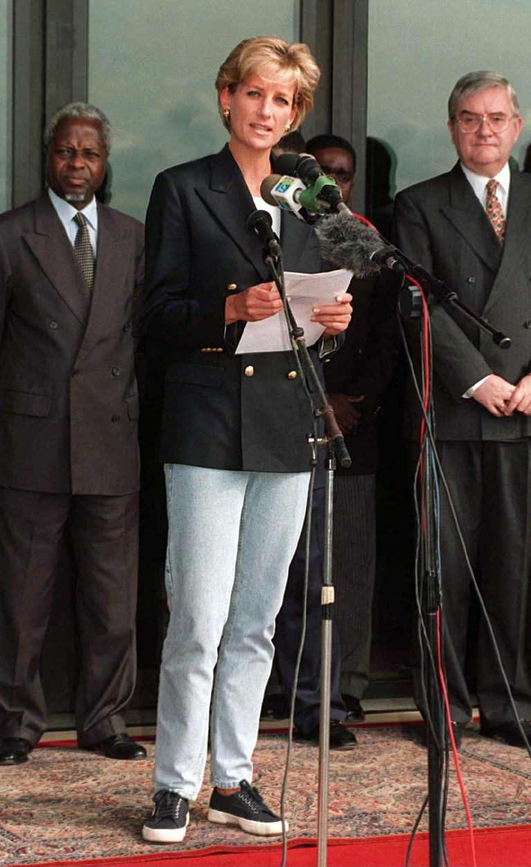 Princesa Diana em Angola, 1997, com os tênis da Superga (Foto: Getty Images)