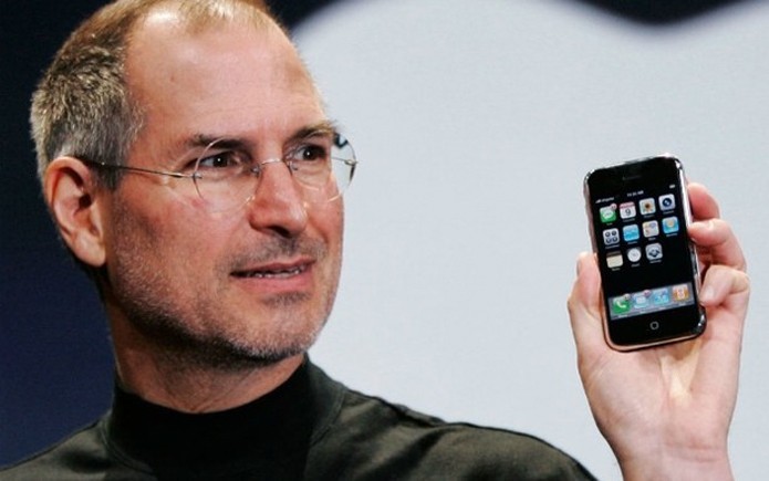 Steve Jobs e o primeiro iPhone lançado em 2007 (Foto: Divulgação)