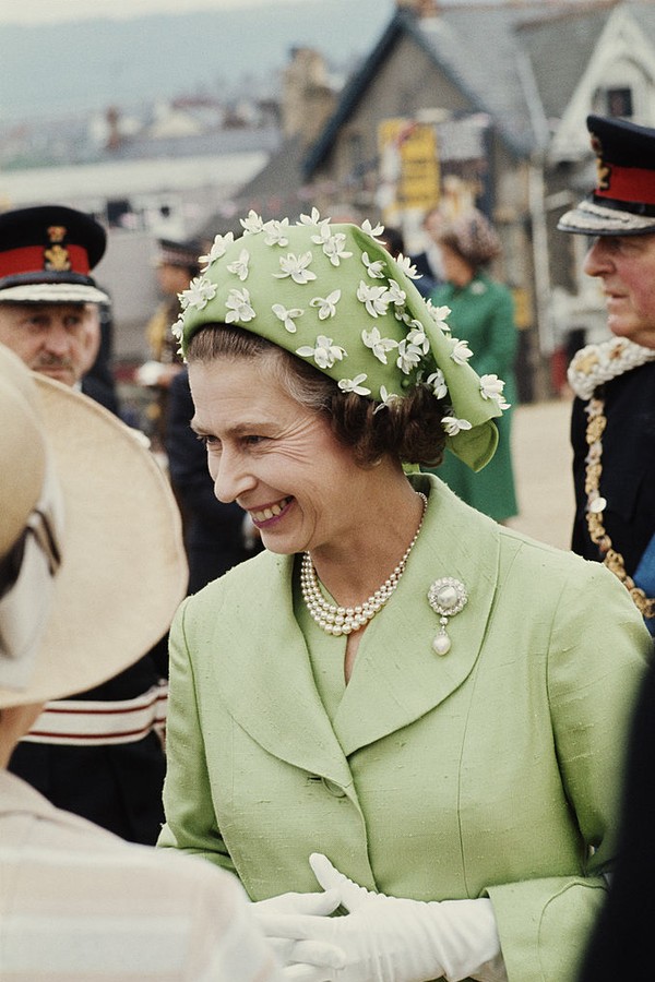 Queen Elizabeth II wearing a green jacket and beribboned hat, circa 1973. The hat is by milliner Simone Mirman. (Photo by Serge Lemoine/Getty Images) (Foto: Getty Images)