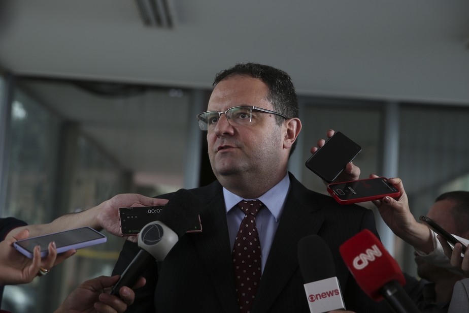 Integrante do governo de transição, o ex-ministro da Fazenda Nelson Barbosa, fala à imprensa, após encontro com o ministro da Economia Paulo Guedes