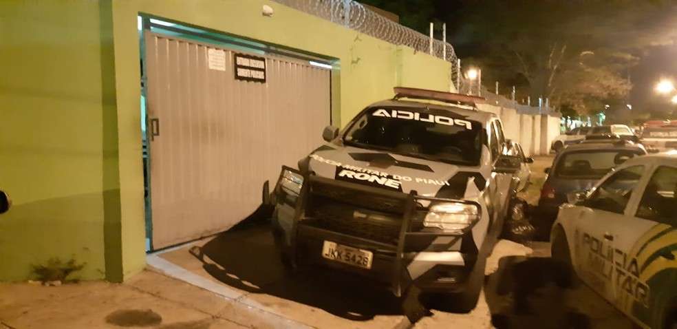 Policiais do BPRone prenderam os suspeitos durante saída de posto — Foto: Lucas Marreiros/G1 PI
