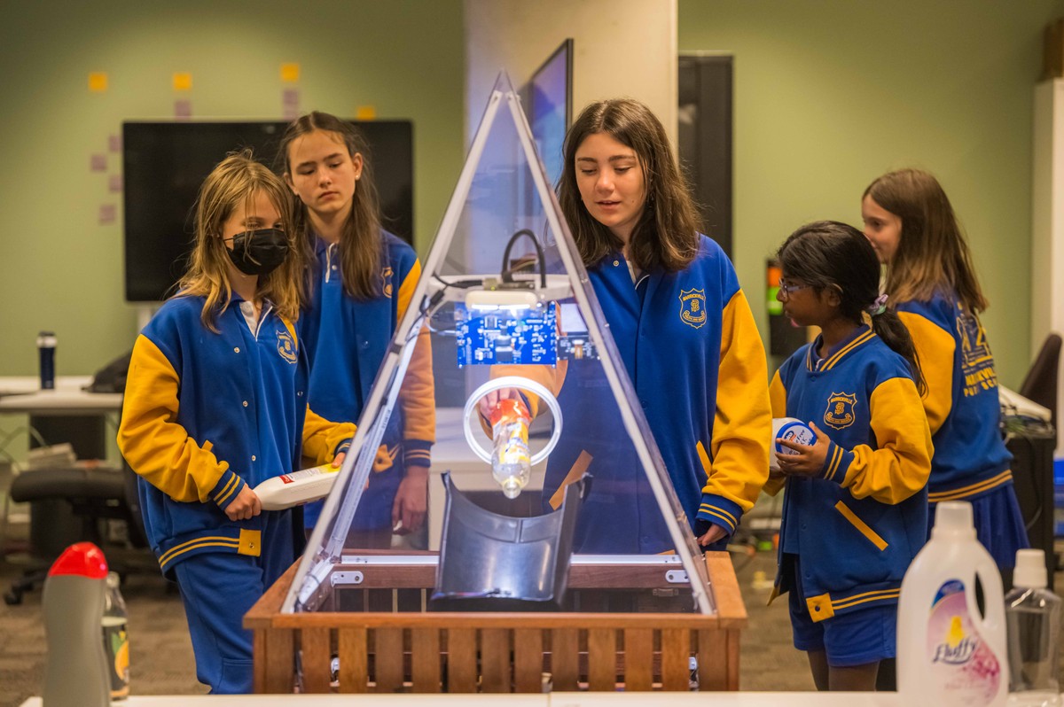 Estudantes criam lixeira smart que ajuda na reciclagem