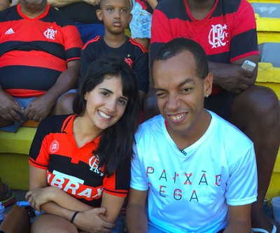 Paixão Cega - Rafael Eleutério e Luciana Lasmar acompanham o jogo do Flamengo (Foto: Fred Gomes)