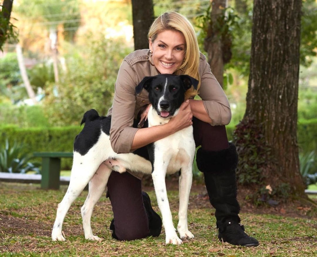 Anna Hickmann e o cachorro Tiozinho (Foto: Instagram / @canilhickmannridgehunter / Reprodução)