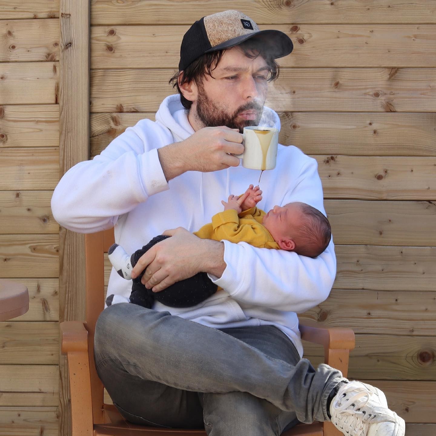 Kenny com a caçula no colo, enquanto toma café (Foto: Reprodução/Instagram)