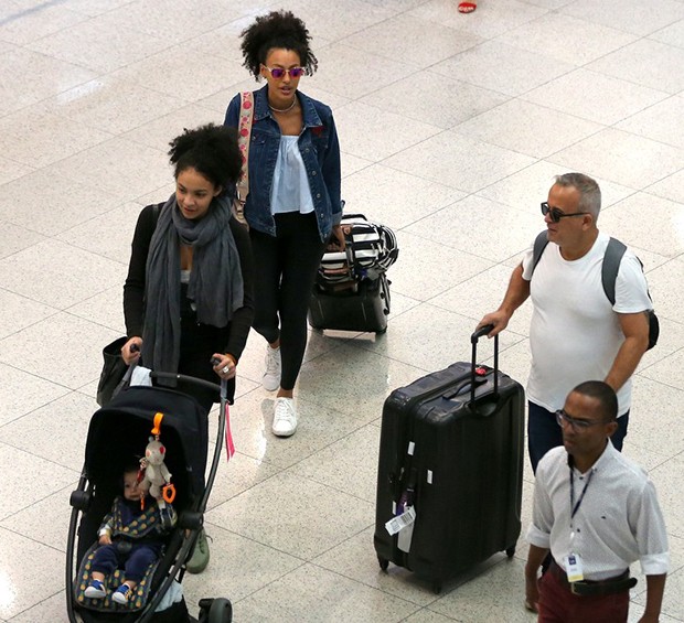 Sheron Menezes desembarca no aeroporto Santos Dumont, com o filho, Benjamin, e sua irmã, Schena Menezes (Foto: Rodrigo Zorzi/ Divulgação)
