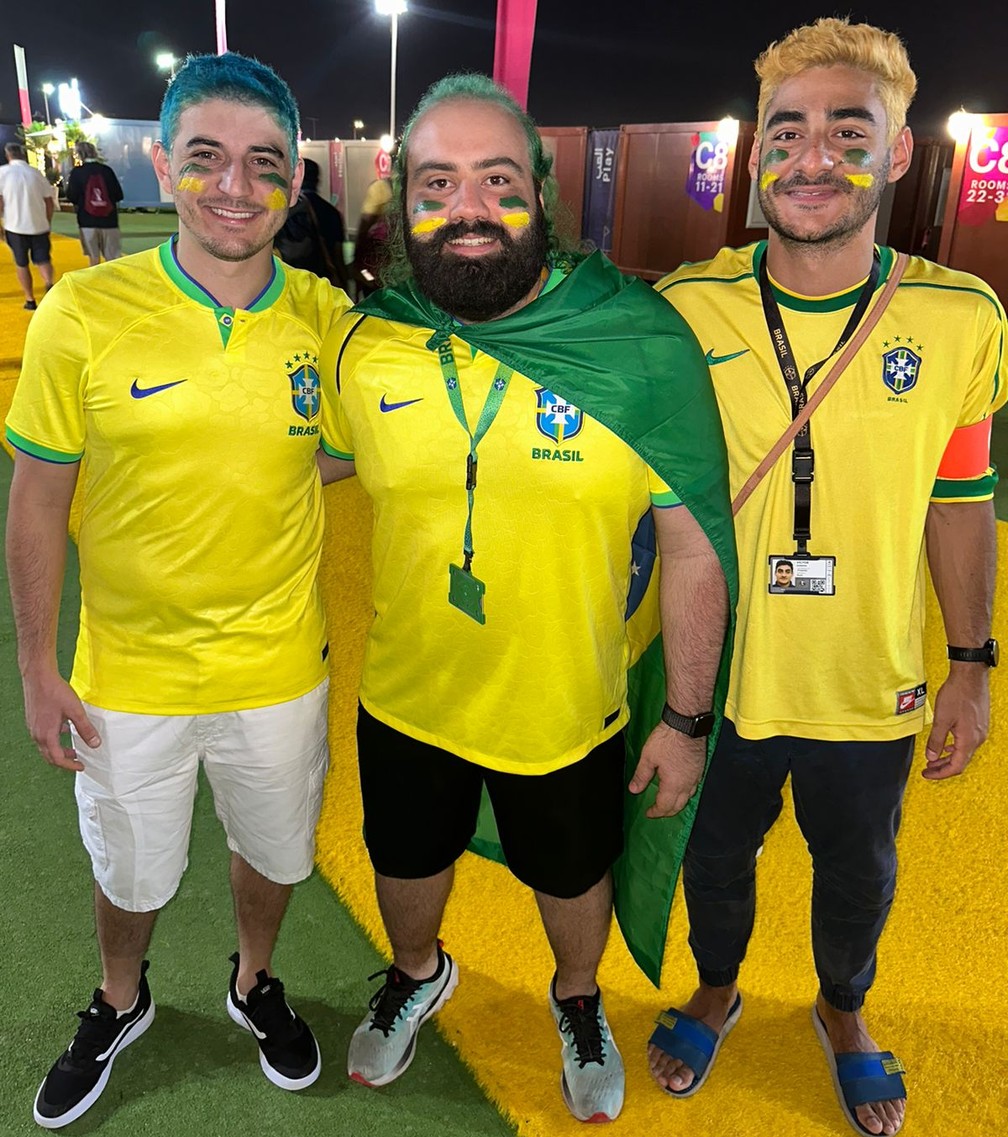 Da esquerda para direita: Daniel, Caio e Victor, brasileiros que pintaram o cabelo para assistir a Copa no Catar — Foto: Arquivo pessoal