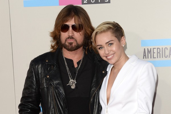 Do country ao pop, de geração para geração: Billy Ray Cyrus e Miley Cyrus. (Foto: Getty Images)