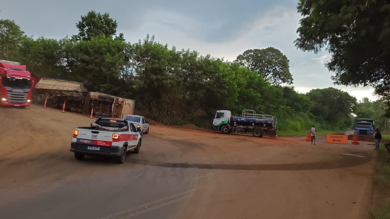 Motorista não percebe placa desvio e tomba carreta na PR-492, em Tamboara