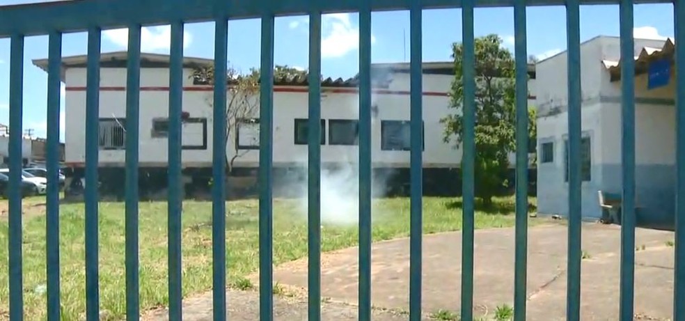 Bomba de fumaça foi jogada dentro do terreno da delegacia de Hortolândia após a prisão do padrasto da criança — Foto: Reprodução/EPTV