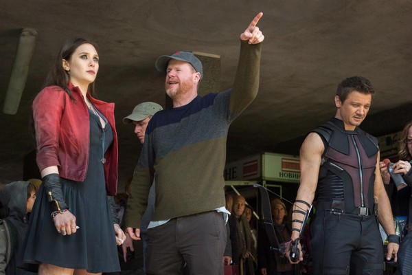 Diretor Joss Whedon conversa com Elizabeth Olsen e Jeremy Renner (Foto: Divulgação)