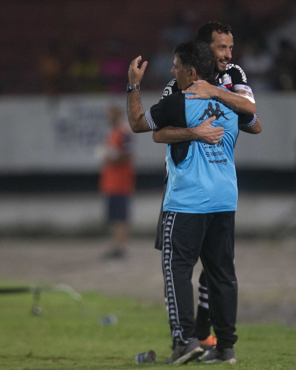 Nen�, do Vasco, abra�a Em�lio Faro ao ser substitu�do na vit�ria sobre o N�utico � Foto: Daniel RAMALHO / CRVG