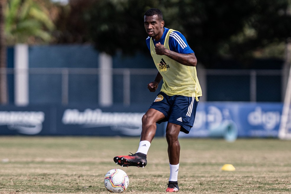 Marllon desembarca em São Paulo para se reapresentar ao Corinthians