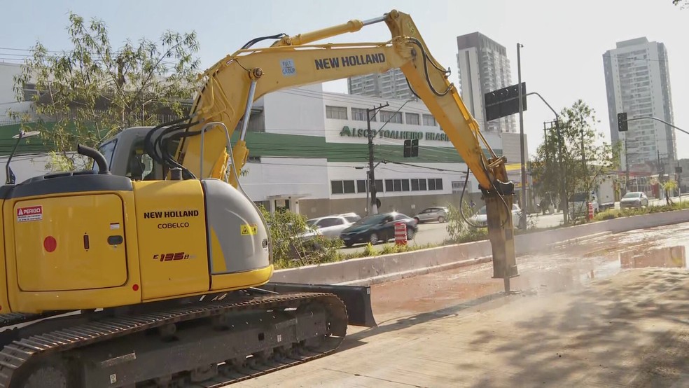 Máquina perfurando o asfalto na Av. Vitor Manzini, Zona Sul de SP, na manhã desta segunda (2) — Foto: Reprodução/TV Globo