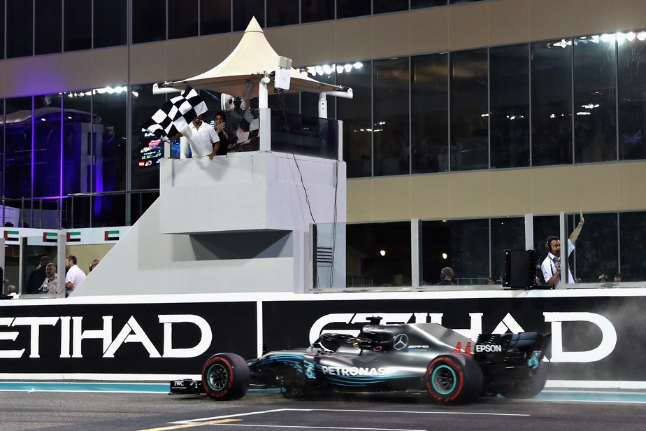 Hamilton passeia em Abu Dhabi e vence Ãºltimo GP do ano; Alonso dÃ¡ adeus Ã  FÃ³rmula 1 com 11Âº lugar