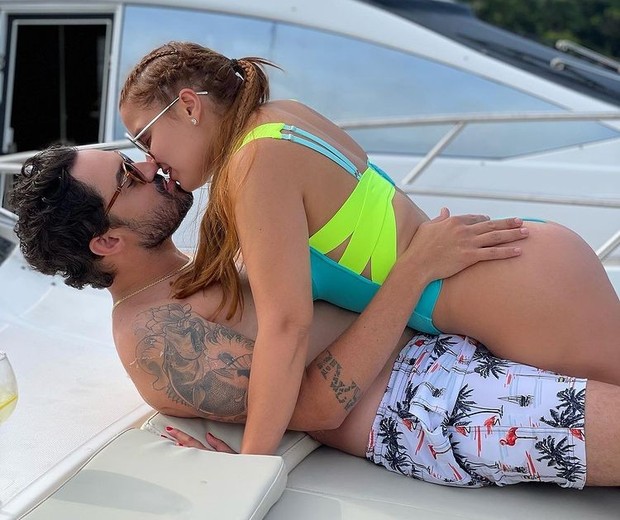 Fernando e Maiara trocam beijos apaixonados em barco (Foto: Reprodução/Instagram)