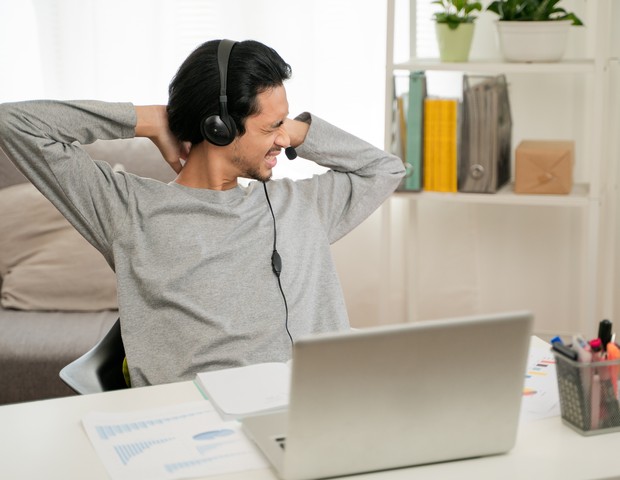 Asian Business man experiencing stress after Video Conference business meeting,Working from home During Corona virus Quarantine,Tired businessman (Foto: Getty Images)