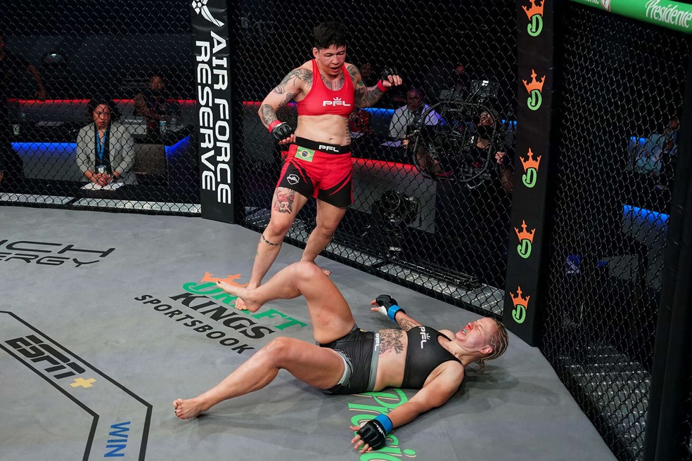 Larissa Pacheco venceu Olena Kolesnyk por nocaute aos 4m48s do R1 — Foto: PFL