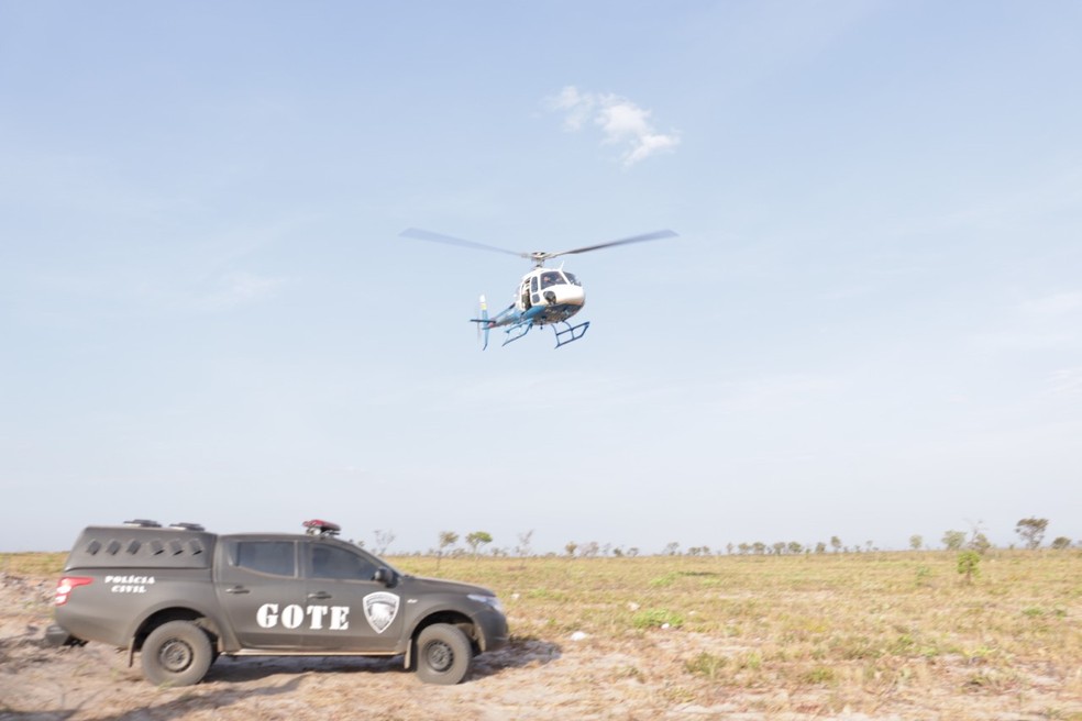 Helicóptero do Ciopaer auxilia no cumprimento de mandados na zona rural de Rio da Conceição — Foto: Luiz de Castro/SSP