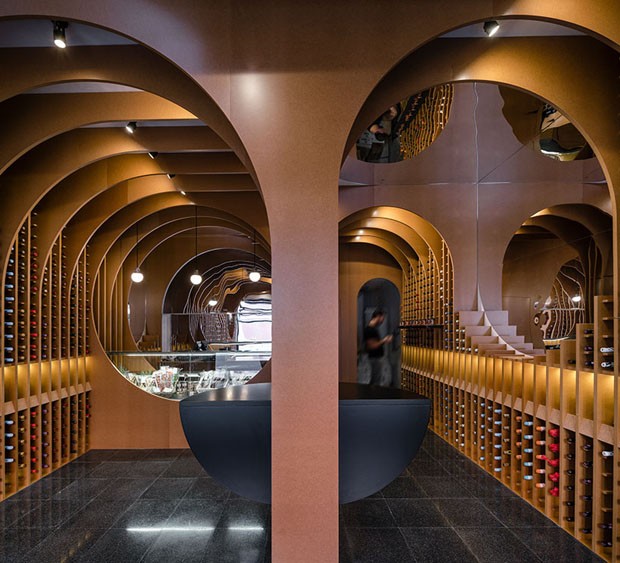 Loja de vinho com arquitetura moderna e arcos de madeira (Foto: Imágen Subliminal)