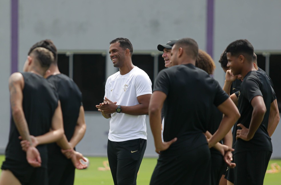 Corinthians se reapresenta com 14 atletas da base após empate com o Santos; elenco ganha folga