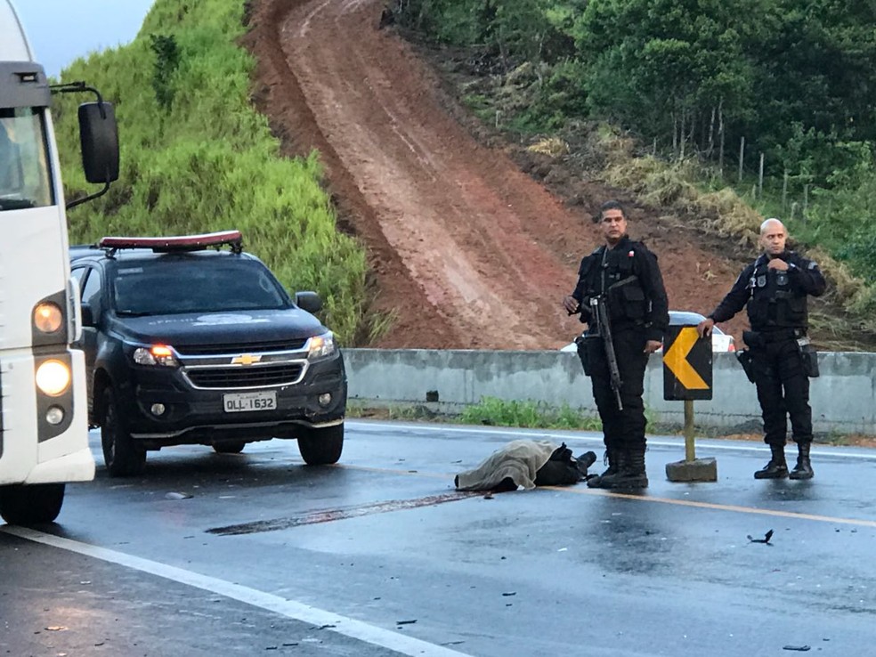 Equipes aguardam IML para levar corpo de militar morto (Foto: H&iacute;gor Silva/4O Graus)