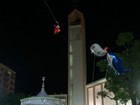 Papai Noel desce de tirolesa durante Cantata de Natal em Bauru