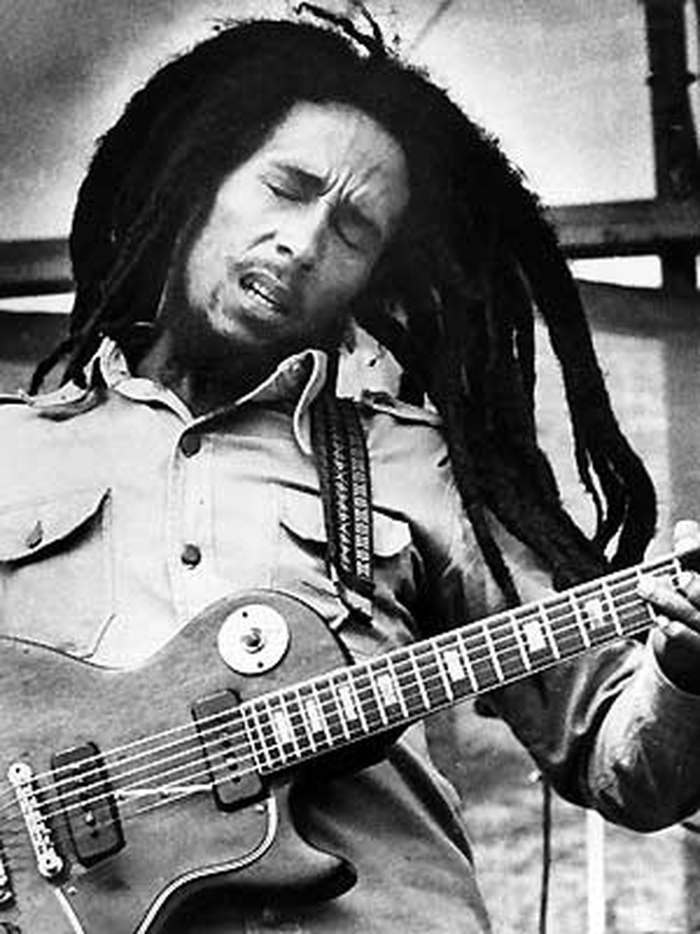 Bob Marley e sua célebre Gibson Les Paul — Foto: AP 